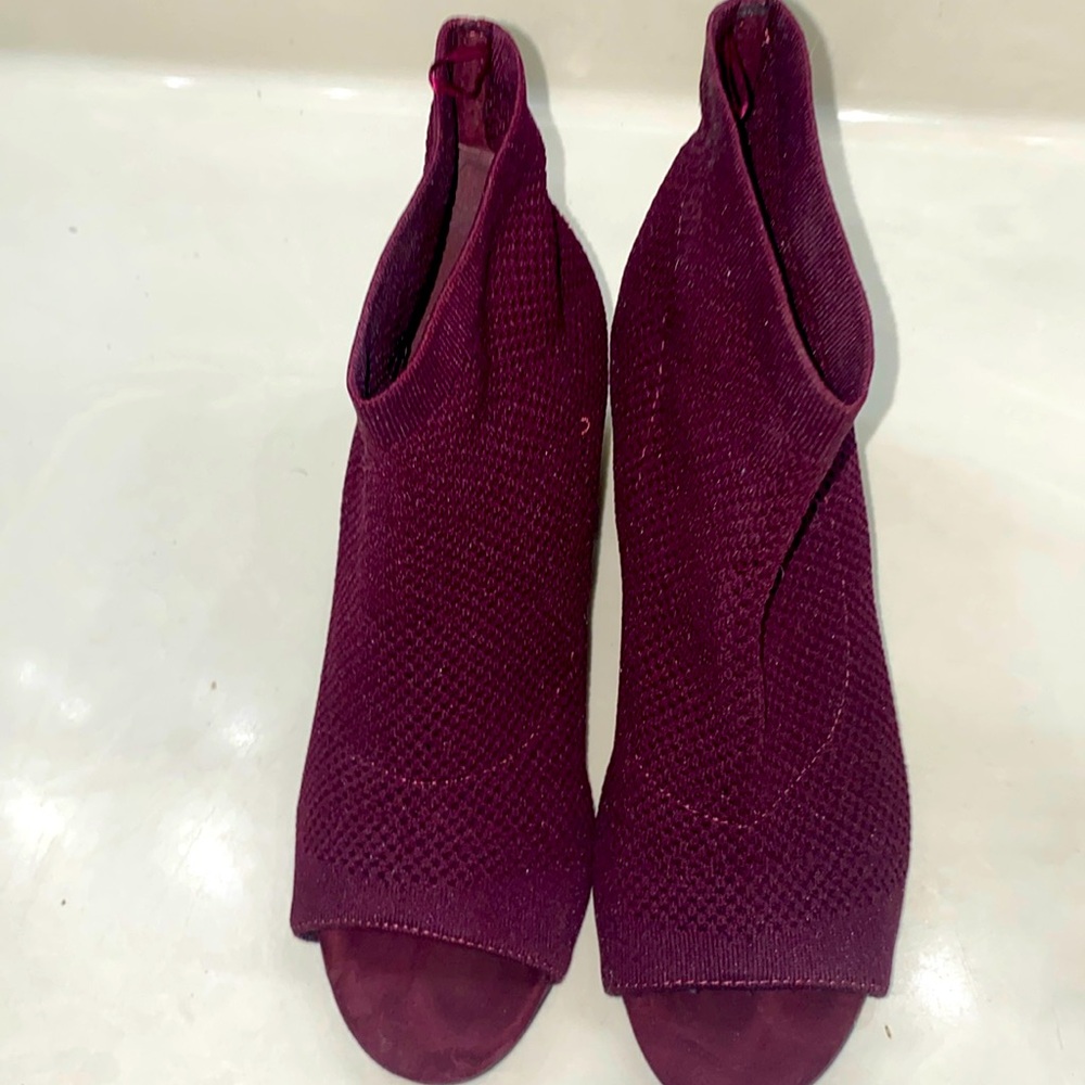 Gently used women’s peeptoe bootie in maroon